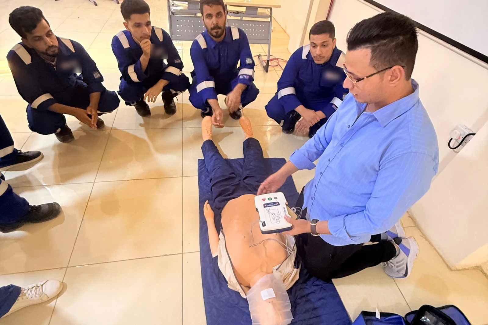 تدريب عملي على الإنعاش القلبي واستخدام جهاز AED أمام المتدربين