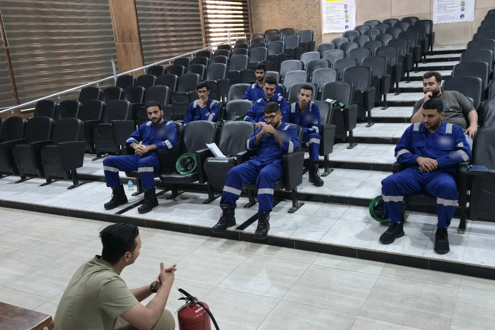جلسة تدريب في السلامة المهنية داخل قاعة محاضرات